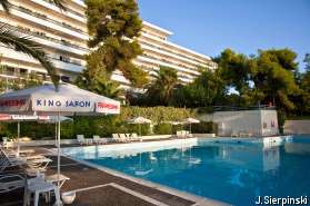 Vue de l'h�tel et de la piscine La piscine avec vue sur mer