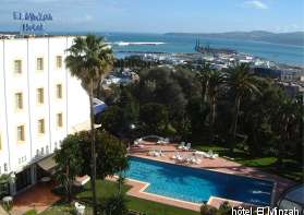 vue de l'hôtel et de sa piscine