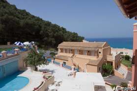 Vue de l'hôtel et des terrases