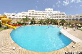 Vue de l'hôtel et de sa piscine